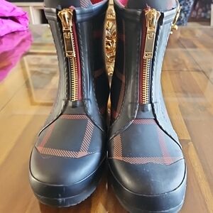 Tommy Hilfiger TWRYANN2 Rain Boot Women's Sz 8 Green Plaid Front Zip Round